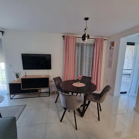 Bella Vista Apartment *